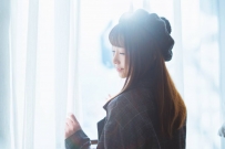 呢子大衣少女